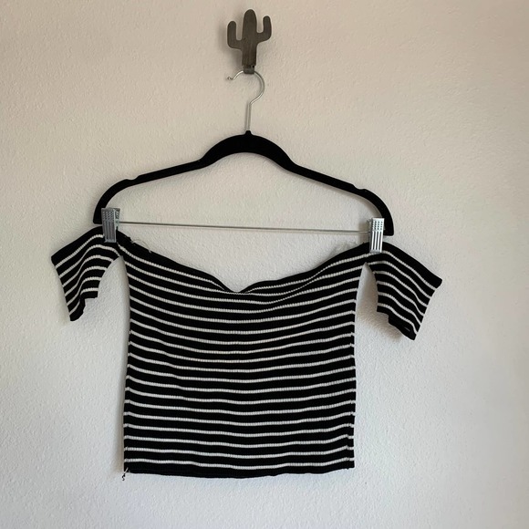 5/$25 NWT Genes Off the Shoulder Striped Crop Top - Picture 2 of 5